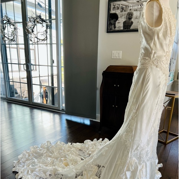 WORN 1x Wedding Dress. Satin w/lace, pearl beads & subtle sequins. Two stains - Picture 15 of 16
